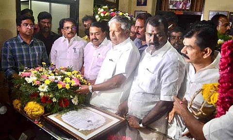 நெல்லை கண்ணன் உடலுக்கு மலர் வளையம் வைத்து அஞ்சலி செலுத்திய அமைச்சர்கள்