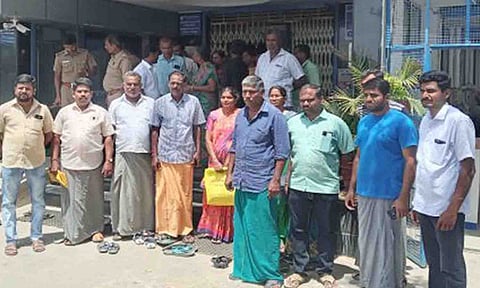 கேத்தனூர் வங்கியை வாடிக்கையாளர்கள் முற்றுகையிட்ட காட்சி.