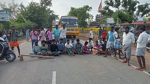 பயணிகள் நிழற்குடை கட்டித்தர அதிகாரிகள் உறுதி