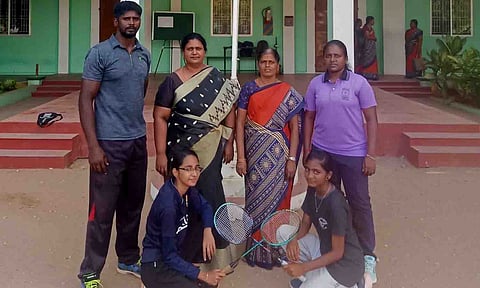 வெற்றி பெற்ற மாணவிகளை படத்தில் காணலாம்.