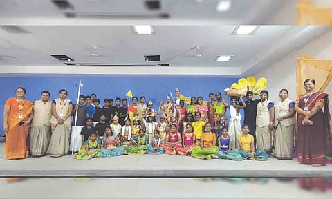  கிருஷ்ணர், ராதைகளின் வேடமனிந்த மாணவர்களை படத்தில் காணலாம்.