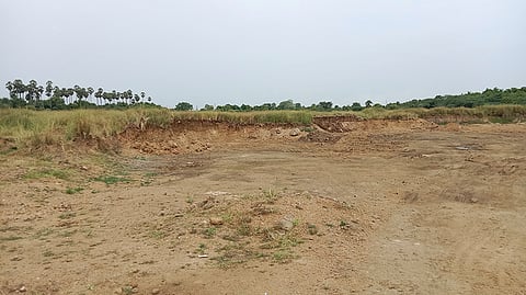 ஏரியில் மண் திருட்டு நடந்து உள்ளதை படத்தில் காணலாம்.