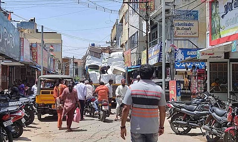 வாகனங்களை ரோட்டோரத்தில் நிறுத்தப்பட்ட வாகனங்களை படத்தில் காணலாம்.
