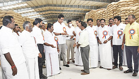 தானிய சேமிப்பு கிடங்கில் ஆய்வு செய்த சட்டப்பேரவை மதிப்பீட்டுக் குழுவினர்.