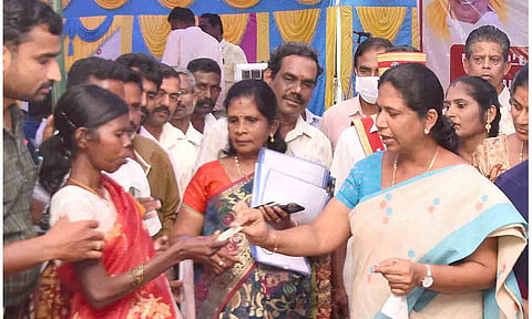 தருமபுரி மாவட்டம், அரூர் வட்டம், தீர்த்தமலை கிராமத்தில் உள்ள தீர்த்தகிரீஸ்வரர் கோவிலின் அருகில் பிச்சை எடுத்து கொண்டிருந்த லட்சுமிக்கு இலவச வீட்டுமனைப்பட்டா மற்றும் புதிய மின்னணு குடும்ப அட்டையை கலெக்டர் சாந்தி வழங்கினார்.