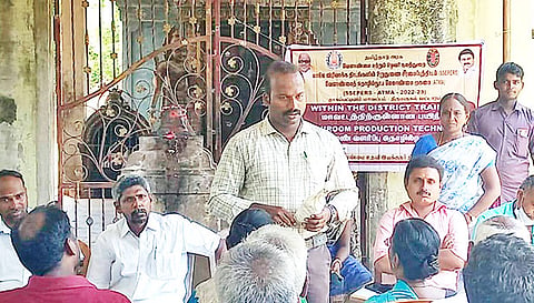 விவசாயிகளுக்கு காளான் வளர்ப்பு குறித்த பயிற்சி நடைபெற்றது.