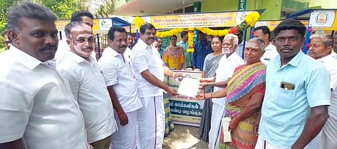 நடமாடும் காய்கறி விற்பனை வண்டிகள் - பயனாளிகளுக்கு இரா.மாணிக்கம் எம்.எல்.ஏ. வழங்கினார்