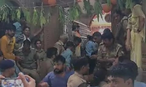 மதுரா கோவிலில் நெரிசலில் சிக்கி 2 பக்தர்கள் மூச்சு திணறி பலி