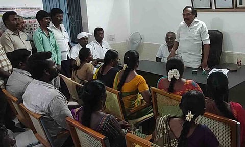 உறுப்பினர்கள் கூட்டம் நடைபெற்ற காட்சி.