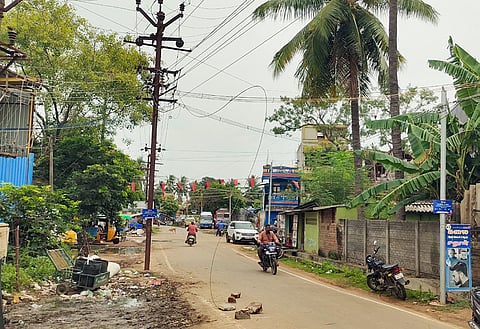 கடலூர் மஞ்சக்குப்பம் பாஷ்யம் தெருவில் மின் கம்பி திடீரென்று அறுந்து தொங்கும் காட்சி. 