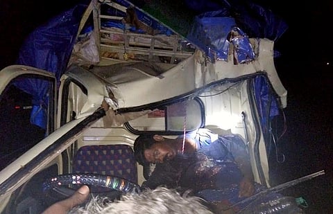 லாரி மீது சரக்கு வாகனம் மோதல்:மகன் கண் முன்பு தந்தை பலி