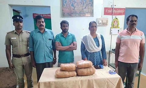 கஞ்சாவுடன் கேரள வாலிபர் கைது செய்யப்பட்ட காட்சி.