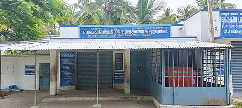 ஜோலார்பேட்டை அருகே காவிரிப்பட்டு பால் உற்பத்தியாளர் கூட்டுறவு சங்கம்.
