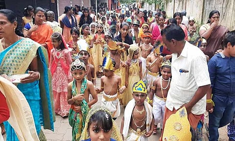 கிருஷ்ணர்-ராதை வேடமணிந்து சிறுவர்கள் ஊர்வலம்