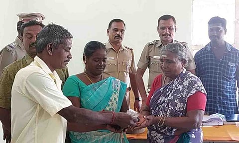 பர்சை போலீசார் ஒப்படைத்த காட்சி.