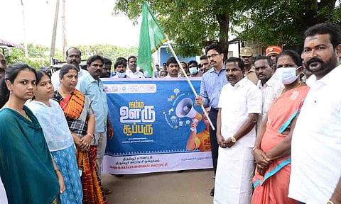மேலாண்மை பற்றி பொதுமக்களுக்கு விழிப்புணர்வை கலெக்டர் தொடங்கி வைத்த காட்சி. 