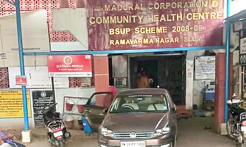 ஆரம்ப சுகாதார மருத்துவமனை வாசல் முன்பு நிறுத்தப்பட்டுள்ள கார்.