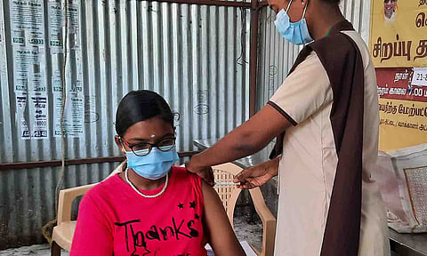 திருப்பூரில் ஒரு பெண்ணுக்கு தடுப்பூசி செலுத்தப்பட்ட காட்சி. 