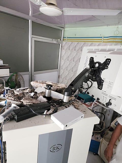 மேற்கூரை சிமெண்டு பூச்சுகள் பெயர்ந்து விழுந்ததில் கருவிகள் சேதம் அடைந்து கிடப்பதை காணலாம்.