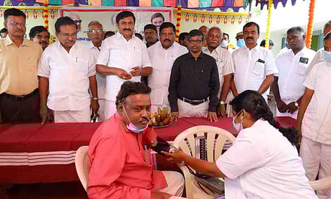 மருத்துவ முகாமை செய்தி துறை அமைச்சர் மு.பெ. சாமிநாதன் துவக்கி வைத்த காட்சி.