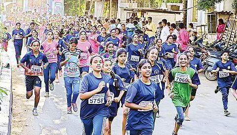 மாரத்தான் போட்டியில் இலக்கை நோக்கி ஆர்வமுடன் ஓடும் மாணவிகள்.