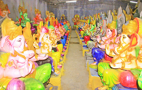 பாளையில் பல்வேறு வடிவங்களில் விநாயகர் சிலைகள் விற்பனைக்கு வைக்கப்பட்டுள்ளதை படத்தில் காணலாம்.