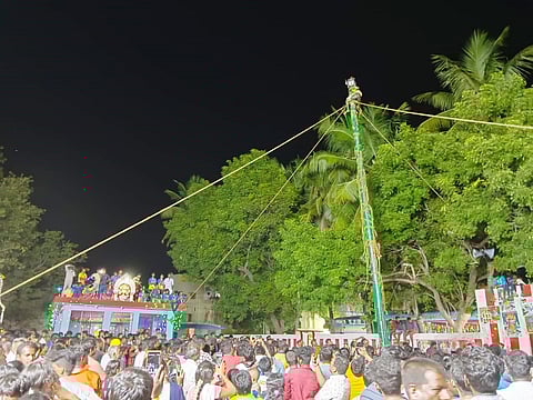 கிருஷ்ண ஜெயந்தி விழாயொட்டி வேலூர் காகிதப்பட்டறையில் நேற்று இரவு சறுக்கு மரம் ஏறும் நிகழ்ச்சி நடந்தது.