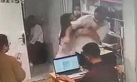 டாக்டரை தாக்கிய முதல் மந்திரி மகள்