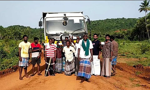 லாரியை சிறைபிடித்து போராட்டம் நடத்திய பொதுமக்கள்.