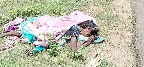 தெத்துகாடு சாலையில் மர்மமான முறையில் இறந்து கிடந்த பெண்ணை படத்தில் காணலாம்.