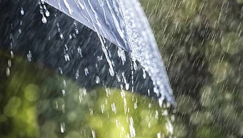 ஈரோடு மாவட்டத்தில் இடி-மின்னலுடன் பலத்த மழை