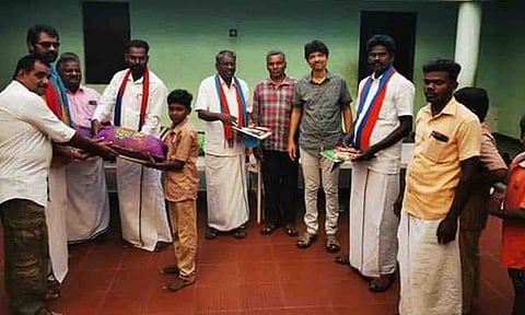 பள்ளி மாணவர்களுக்கு கல்வி உபகரணங்கள் வழங்கிய காட்சி.