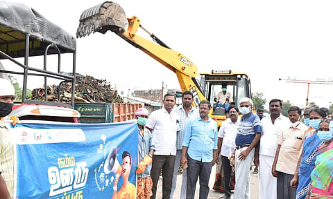 உதவி திட்ட அதிகாரி நக்கீரன் தலைமையில் குப்பைகள் அகற்றும் பணி நடந்தபோது எடுத்தபடம்.