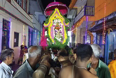 செங்கோட்டை நவநீத கிருஷ்ணன் கோவிலில் புஷ்பாஞ்சலி