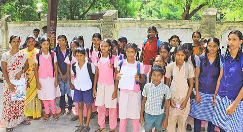 பஸ் வசதி கேட்டு மனு அளிக்க வந்த மாணவ- மாணவிகள்.