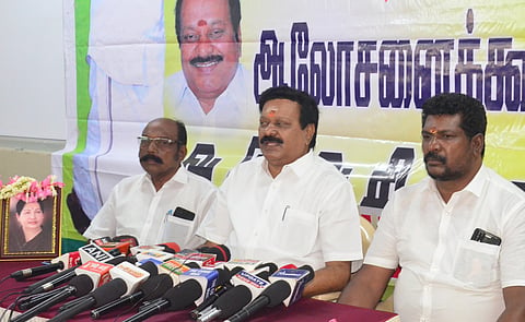 சசிகலா, அ.தி.மு.க.வில் புதிதாக இணைய வேண்டிய அவசியமில்லை -கோவை செல்வராஜ் சொல்கிறார்