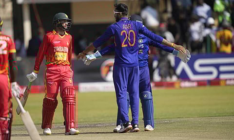 விக்கெட் வீழ்த்திய அக்சர் படேல்