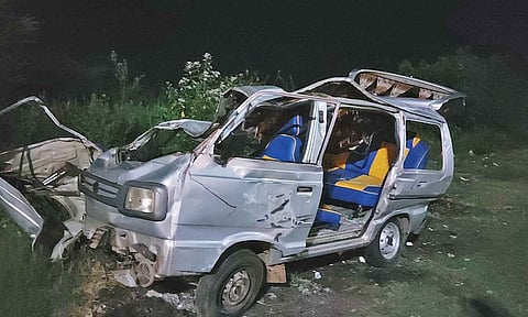 சொகுசு பஸ் மோதியதில் ஆம்னி வேன் அப்பளம் போல் நொறுங்கி கிடக்கும் காட்சி.