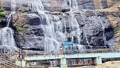 குற்றாலம் அருவிகளில் சுற்றுலா பயணிகள் குளிக்க மீண்டும் அனுமதி