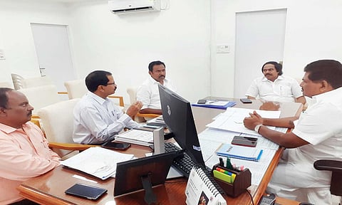 தேங்காப்பட்டணம் துறைமுகத்தில் கனரக ட்ரெட்ஜிங் எந்திரம் மூலம் மணலை அகற்ற ஏற்பாடு