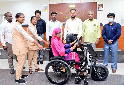 மாற்றுத்திறனாளி பெண்ணுக்கு மாவட்ட கலெக்டர் ஆகாஷ் நகரும் வண்டியை வழங்கிய காட்சி.