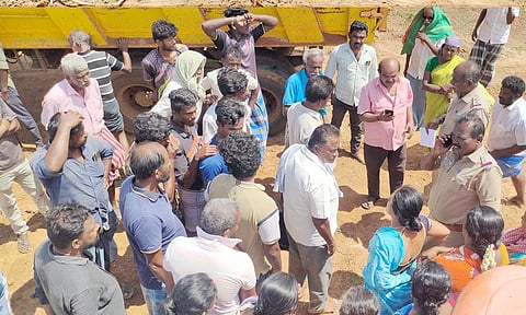 போராட்டம் நடத்திய கிராம மக்களுடன் போலீசார் பேச்சுவார்த்தை நடத்தினர். 