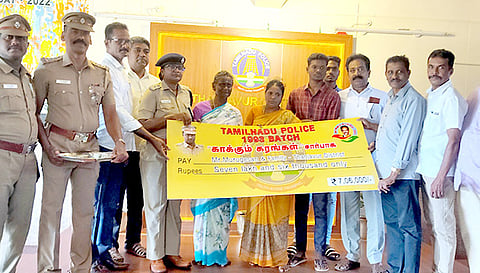 மறைந்த சிறப்பு சப்-இன்ஸ்பெக்டர் முருகேசன் குடும்பத்திற்கு நிதியை மாவட்ட போலீஸ் சூப்பிரண்டு ரவளிப்பிரியா வழங்கினார்.
