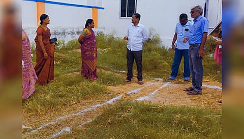 வீடு கட்டும் பணியை சேலம் உதவி திட்ட அலுவலர் நக்கீரன் பார்வையிட்டார்.