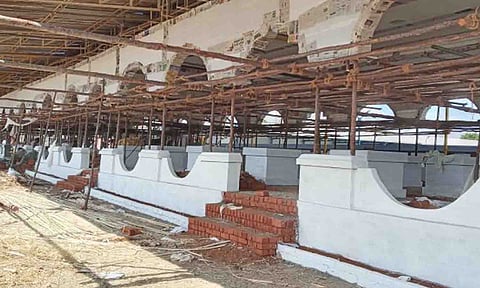 யாகசாலை அமைக்கும் பணி நடைபெற்று வருவதை படத்தில் காணலாம். 