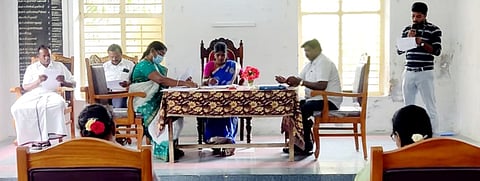 கந்திலி ஒன்றிய குழு கூட்டம் ஒன்றிய குழு தலைவர் திருமதி திருமுருகன் தலைமையில் நடந்த காட்சி.