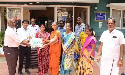 இயற்கை உரம் விற்பனை தொடங்கிவைத்த காட்சி. 