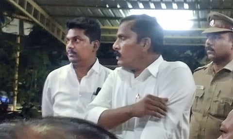 போலீஸ் நிலையத்தில் ஆஜர்படுத்தப்பட்ட ஜோதிமுருகன் மற்றும் அலெக்சாண்டர்.