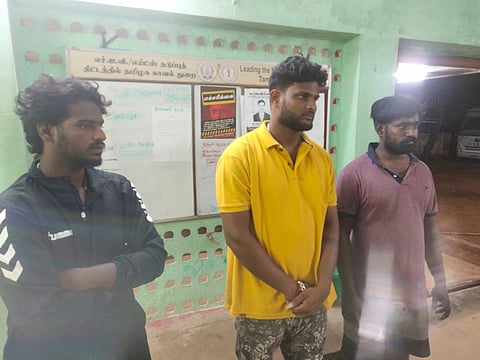 சாராயம் கடத்தியதாக கைதான 3 பேரை படத்தில் காணலாம். 