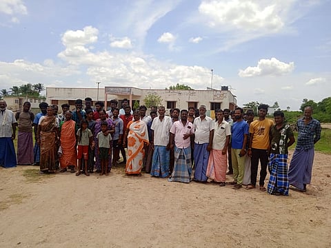 போராட்டம் செய்த பொது மக்களை படத்தில் காணலாம்.